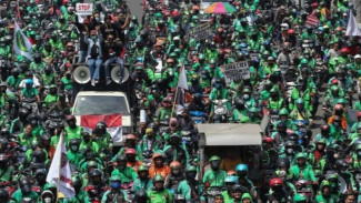 Bandung Darurat Massa Demo DPRD Jabar Kian Beringas, Api Membesar