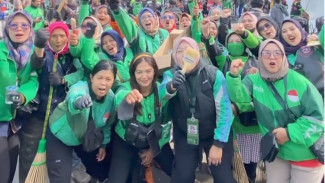 ‎Tak Disangka, Ratusan Ojol Bandung Justru Bersihkan Jalan Diponegoro Pasca Demo