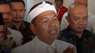 Dedi Mulyadi Kritik Aksi Lempar Sampah ke Gedung DPRD Jabar, Jangan Begitu Lagi Ya