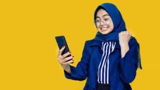 Gak Perlu Kerja Kantoran, 5 Tips Cuan dari Rumah Cuma Modal HP