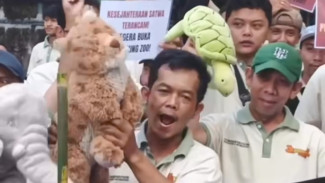 Bandung Zoo Ditutup, Pekerja Demo Minta Kemenhut Hapus Garis Polisi