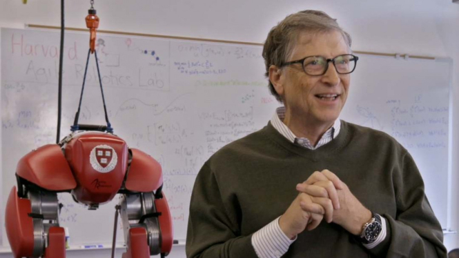 Bill Gates bersama robot di sampingnya