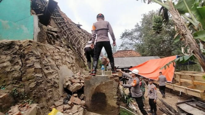 Pembersihan puing-puing rumah pascagempa di Garut,