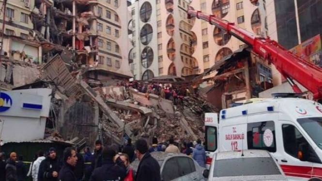 Gedung hancur imbas gempa Turki.