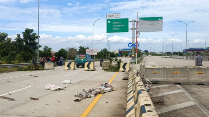 Pemblokiran jalan tol Jatikarya oleh ahli waris