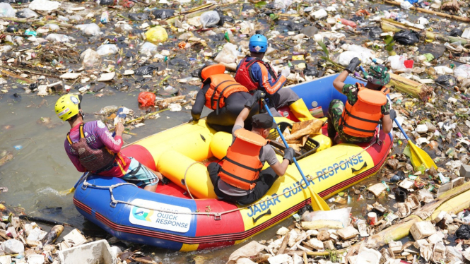 Pandawara Group dan JQR gelar aksi bebersih Sungai Bendung Bugel