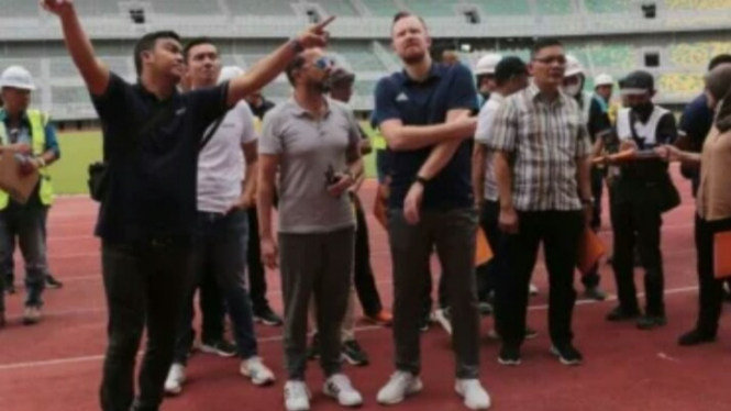 Perwakilan FIFA mengecek Stadion GBT Surabaya