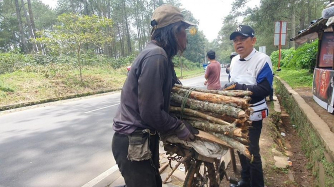 Kang Dedi Mulyadi bersama pria pencari kayu bakar