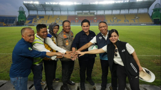 Erick Thohir beserta tim saat berkunjung ke Stadion Jalak Harupat