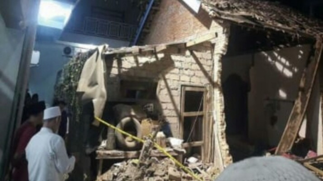 Rumah rusak akibat ledakan di Kasembon, Malang.