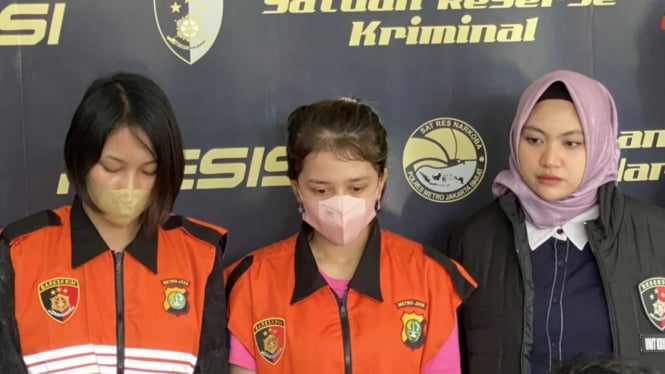 Dua wanita cantik live bugil di medsos ditangkap polisi