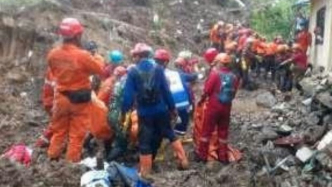 Proses pencarian korban longsor Bogor
