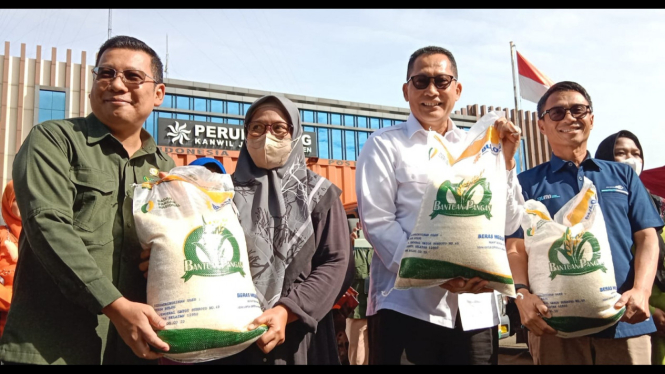Penyerahan bantuan beras pemerintah secara simbolis oleh pos Indonesia