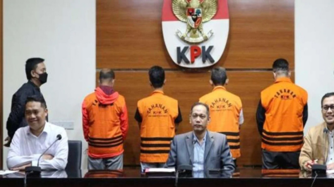 KPK menghadirkan Wali Kota Bandung Yana Mulyana dan tersangka