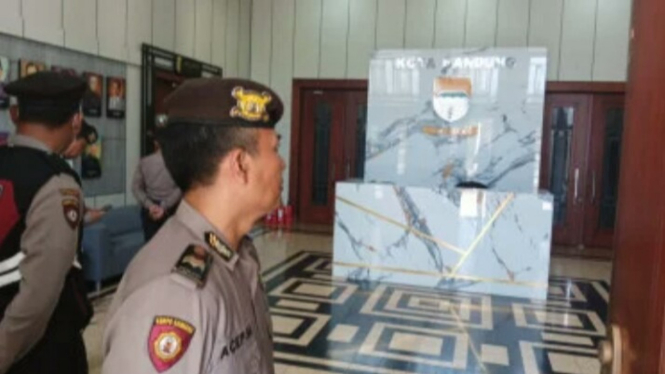 Polisi kawal KPK Geledah Ruang kerja Wali Kota Bandung