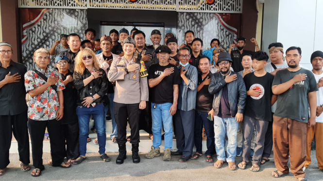 Kapolres Karawang bersama para pelaku seni