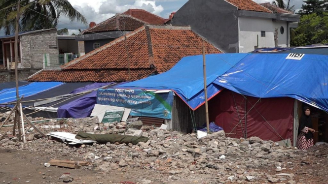 Kang Dedi Mulyadi kunjungi korban gempa Cianjur