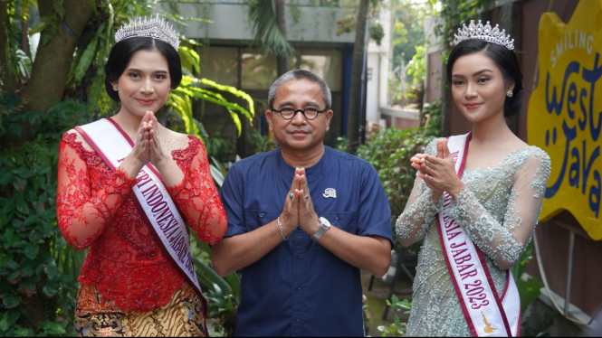 Kadisparbud Jabar, Benny Bachtiar bersama finaslis Puteri Indonesia