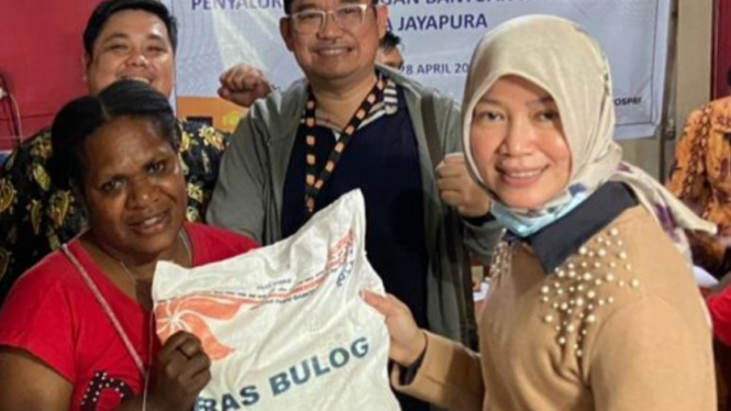 Siti Choiriana serahkan bantuan secara simbolis