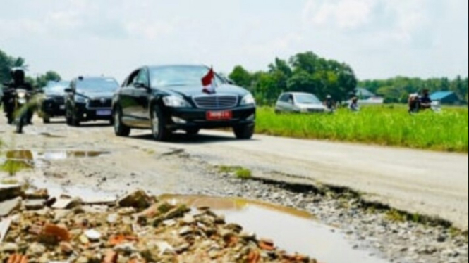 Mobil Presiden Jokowi lewati jalan rusak di Lampung