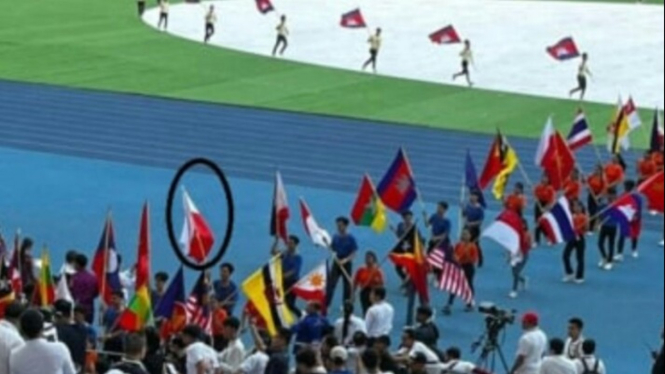 Bendera Indonesia terbalik di pembukaan SEA Games 2023