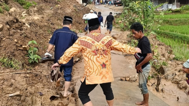 Anggota DPRD Purwakarta, Hidayat dan Asep Uwoh terjang jalan berlumpur
