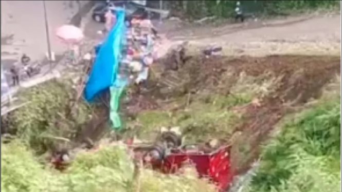 Bus pariwisata kecelakaan di wisata Guci Tegal
