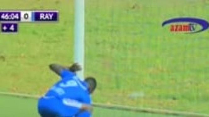 Pemain Rayon Sports FC, Moussa Camara mencuri jimat milik kiper lawan