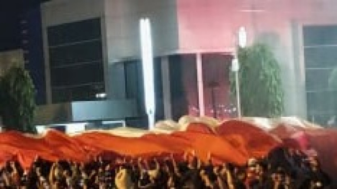 Warga Solo bentangkan Bendera Merah Putih atas Kemenangan U-22