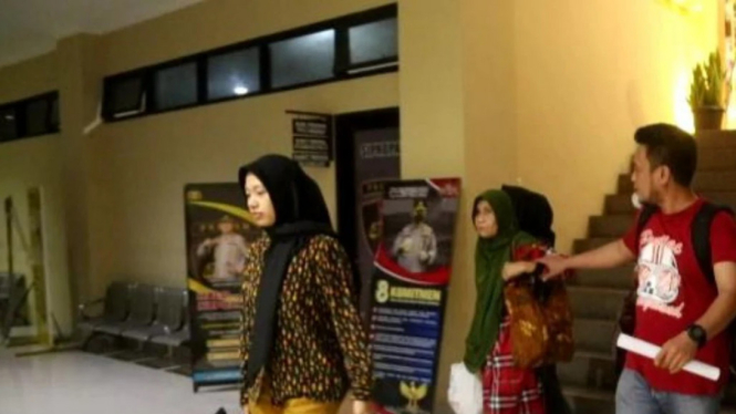 Polisi menahan majikan (jilbab hijau) yang melakukan penganiayaan
