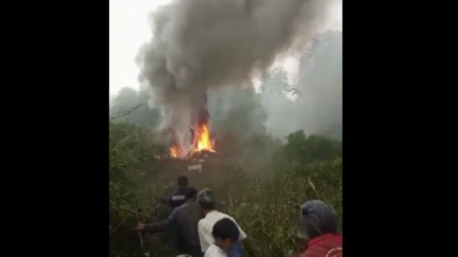 Pesawat latih jenis heli jatuh di kawasan perkebunan teh
