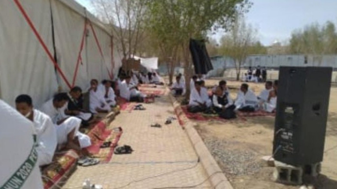 Jamaah Haji menanti waktu wukuf di tenda Arafah