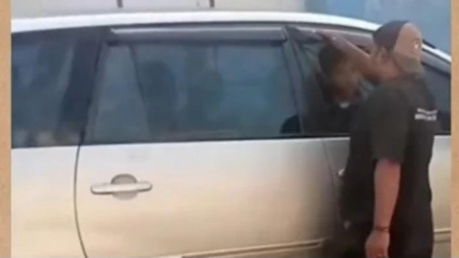 Sepasang remaja mesum di dalam mobil di Sidoarjo