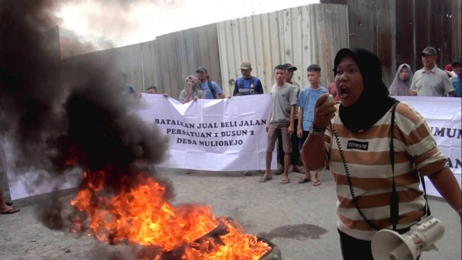 Protes Penutupan Jalan Desa Dijual Pemkab Rp 1,6 Miliar