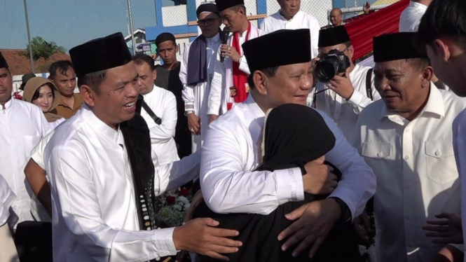 Momen Prabowo dipeluk emak-emak usai Salat Id di KBB