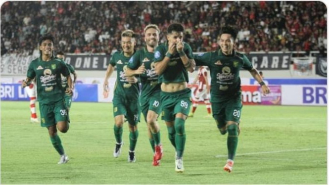 Pemain Persebaya Surabaya Rayakan Gol
