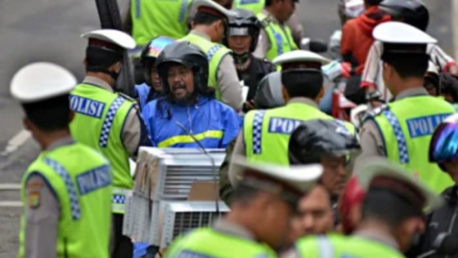 Polisi Bertugas di Jalan