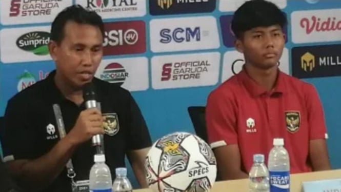 Pelatih Timnas Indonesia U-17, Bima Sakti (kiri)