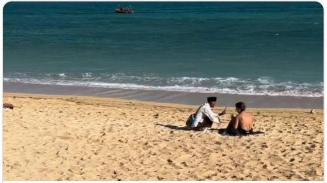 Seorang kakek terlihat merekam payudara turis di pantai Kuta Mandalika