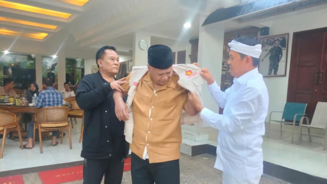 Penyematan rompi Gerindra ke Ketua Apdesi Jabar