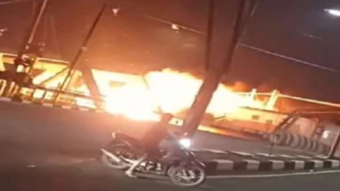 Kereta Api Brantas Tabrak Truk di Semarang