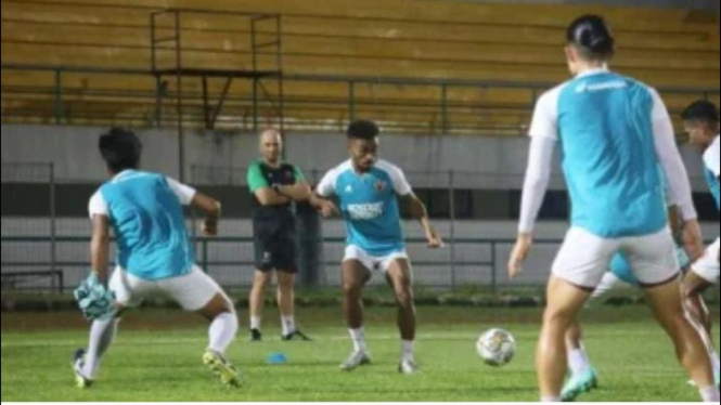 Pelatih PSM Makassar, Bernardo Tavares bersama Skuad Juju Eka