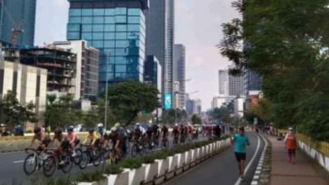 Ilustrasi Sepeda Menggunakan Jalan Raya
