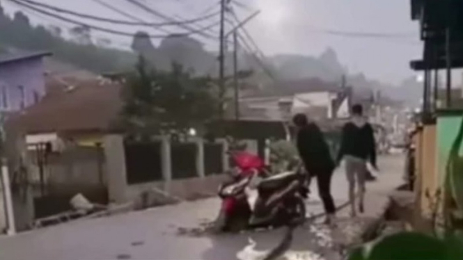 Pemuda di Bandung Terobos Jalan yang Sedang Dicor