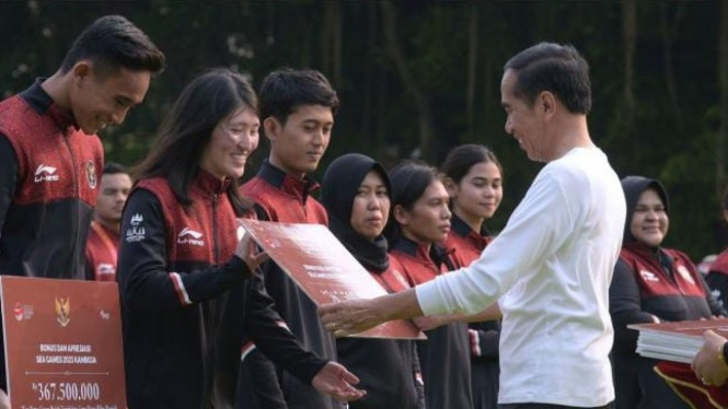 Presiden Jokowi memberikan bonus bagi atlet SEA Games 2023