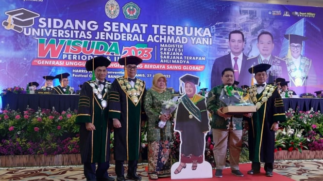 Prosesi Wisuda 1633 Mahasiswa Universitas Achmad Yani