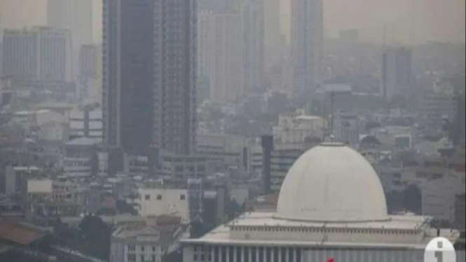 Suasana gedung bertingkat yang terlihat samar karena polusi udara