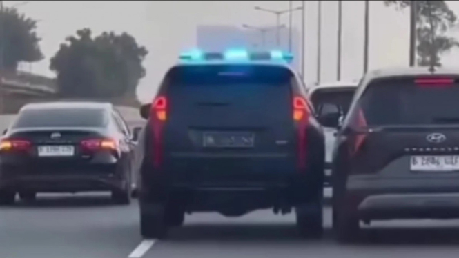 Mobil Pajero berpelat polisi arogan di jalan