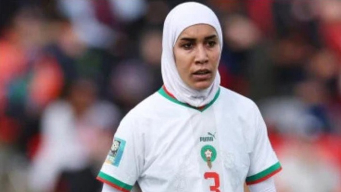 Pemain timnas Maroko, Nouhaila Benzina (Berkerudung)