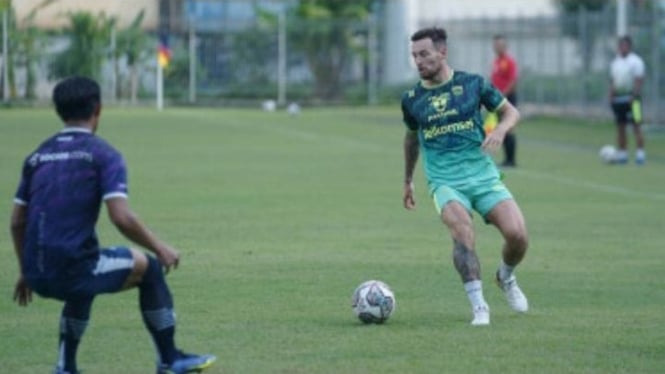 Gelandang Persib, Marc Klok Latihan di Stadion Sidolig Bandung